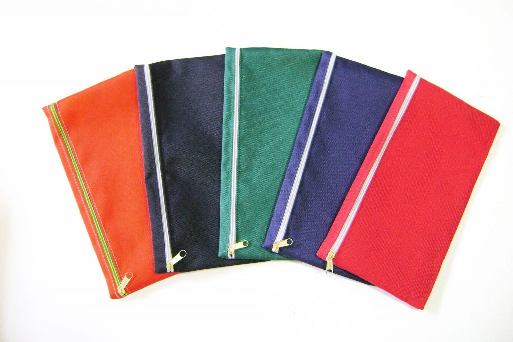 Cartucheras confeccionadas en tela cordura planas. Variedad de colores. Consulte precios por cantidad.