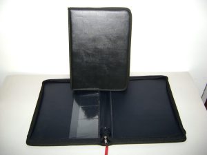 Carpeta con cierre en pvc simil cuero acolchadas con bolsillo interno confeccionadas en tela cordura super resistente